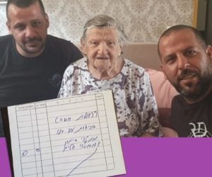 Holocaust survivor Rosa Meir, flanked by the two plumbers Simon and Salim Matari, and the receipt.
