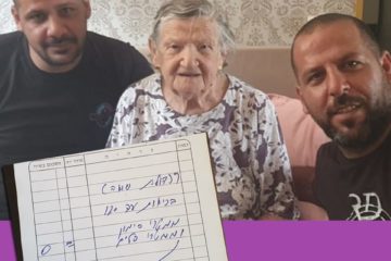 Holocaust survivor Rosa Meir, flanked by the two plumbers Simon and Salim Matari, and the receipt.