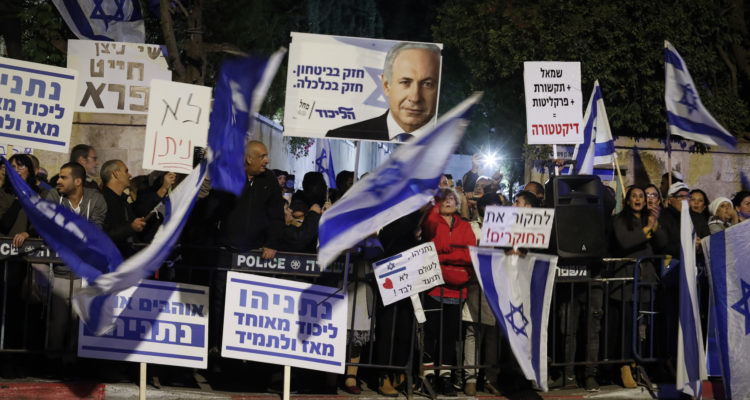 Israelis demonstrate for and against Netanyahu throughout country