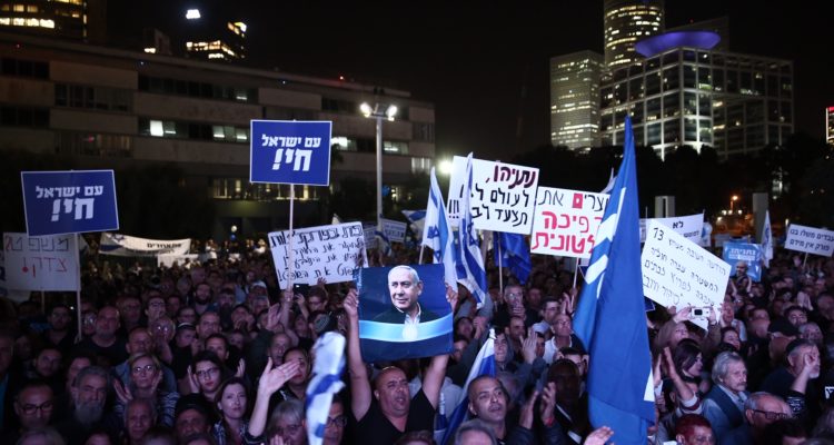 Thousands rally in support of Netanyahu in Tel Aviv