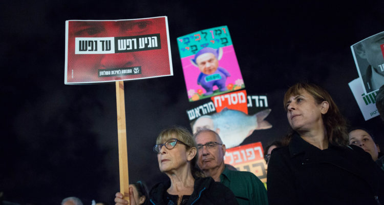 Thousands call for Netanyahu’s ouster  at Tel Aviv rally