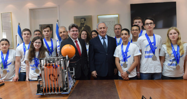 Netanyahu meets Israeli robotics team that won silver in Dubai olympiad