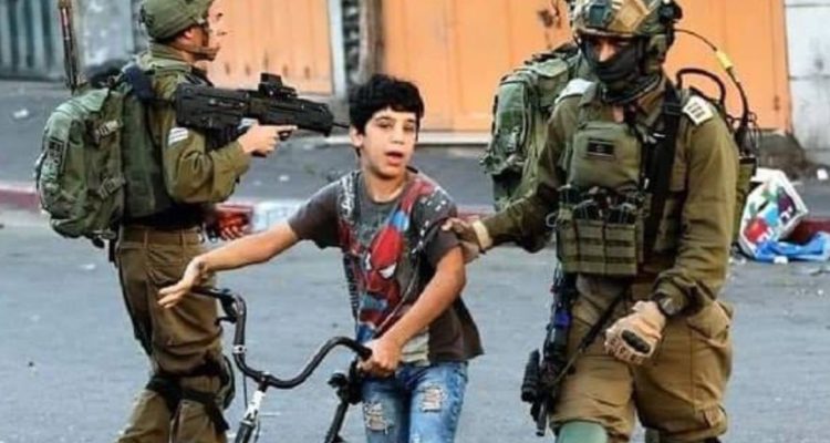 Former Meretz MK uses image of IDF helping lost Arab boy to condemn Israel’s soldiers