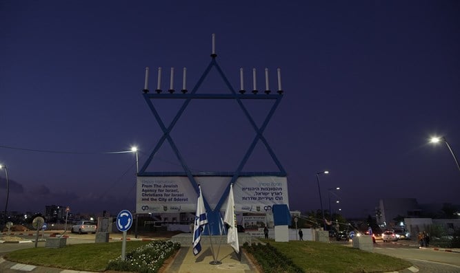 Pro-Israel Christian group donates menorah to Sderot; taller than in Manhattan