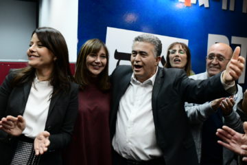 Labor-Gesher leader MK Amir Peretz, center, at an election campaign event in Tel Aviv.