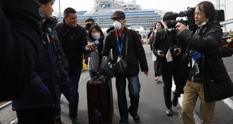 Passengers, including Israelis, begin leaving quarantine ship in Japan