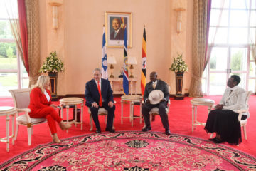PM Netanyahu & his wife Sara meet with Ugandan Pres. Museveni & his wife Janet