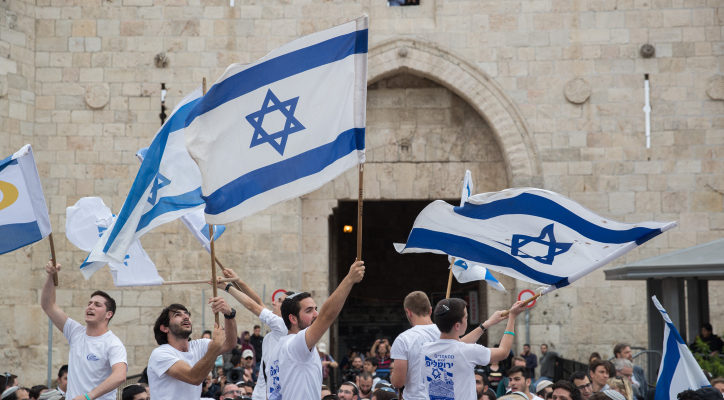 Poll: Israelis remain proud, youth identify more on the right