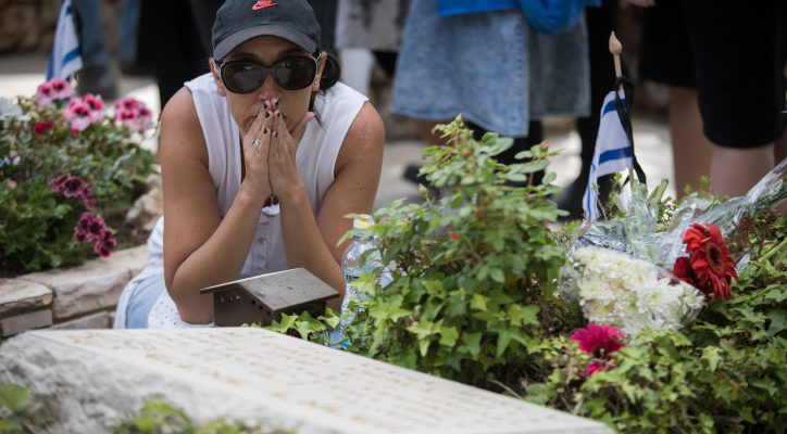 Israeli families threaten to force their way into closed cemeteries on Memorial Day