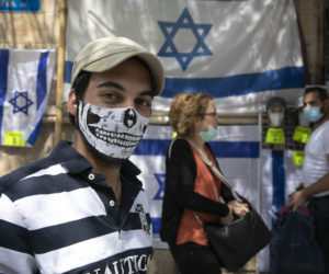 Israelis wearing face masks