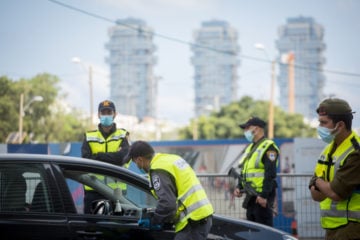 Israeli police guard at a roadblock on Begin road in Tel Aviv, on April 29, 2020.