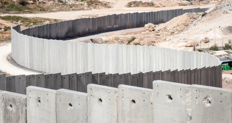 Ramat Gan residents pester mayor for separation wall around Bnei Brak