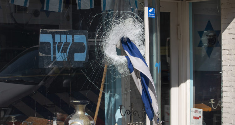 Syrian attacker smashes window of kosher restaurant in Amsterdam