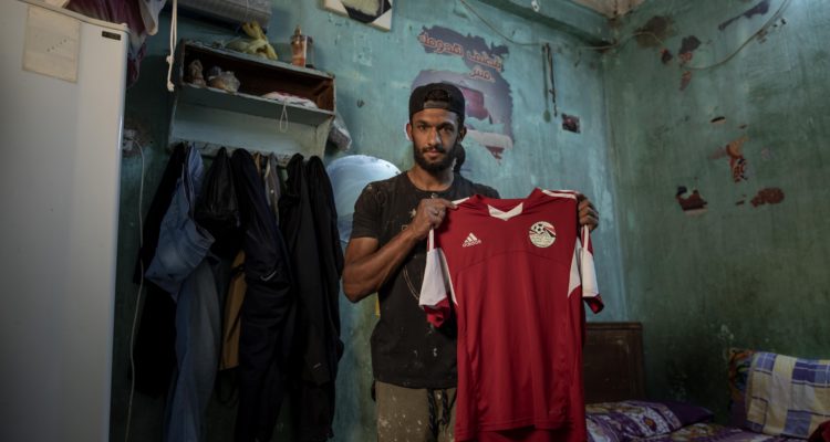 Pandemic turns Egyptian soccer star into street vendor