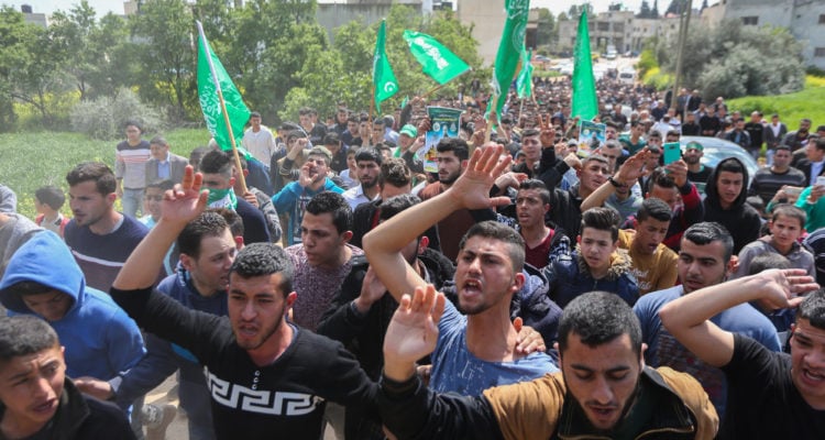 Arabs riot over Palestinian-imposed holiday mosque closures