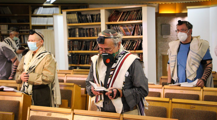 Netanyahu accedes to requests from rabbis, reopens synagogues