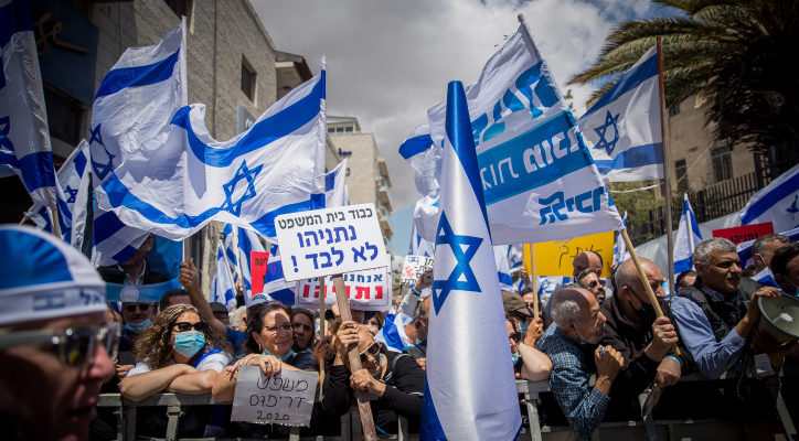 Pro- and anti-Netanyahu protesters stake out their positions at trial