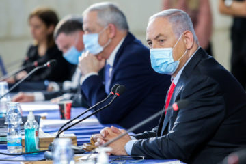 Netanyahu and Gantz at cabinet meeting