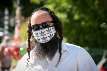 Israelis wear protective face masks