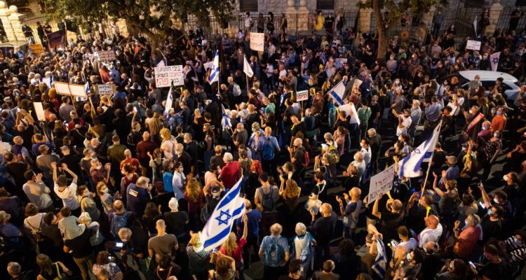 1000 join ‘black flag’ protest in Jerusalem against Netanyahu