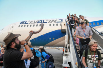 el al airplane new immigrants arrive
