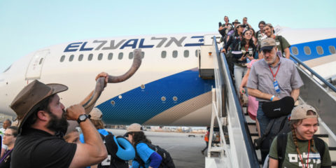 el al airplane new immigrants arrive