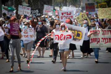 Social workers in Tel Aviv protest