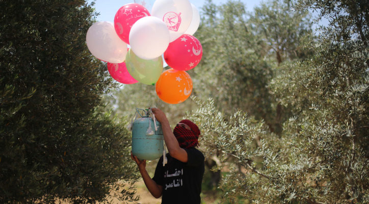 Arson balloons return, Defense Minister shuts Gaza crossing