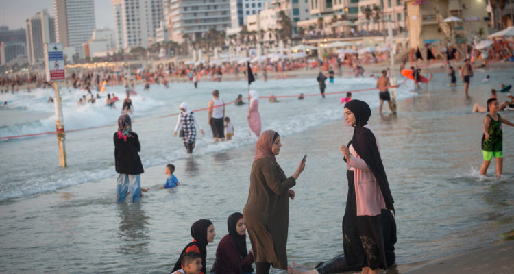 Palestinians infiltrate Israel to go to the beach