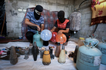 Palestinians prepare balloon bombs