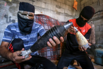 Palestinians prepare explosive balloons