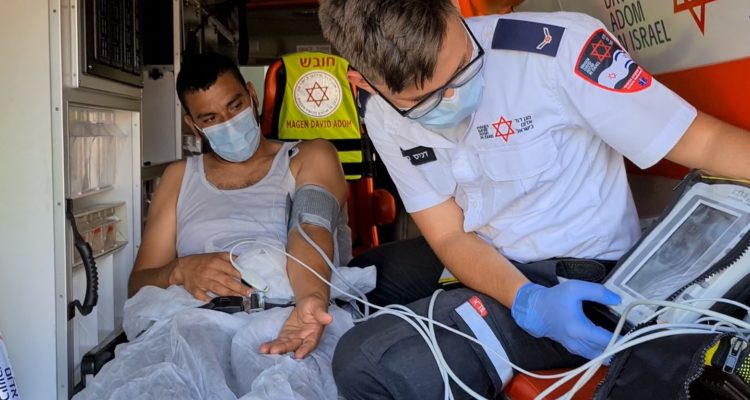 Corona reinforcements: Israeli paramedics enlisted in emergency rooms for wave of infections