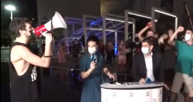 Left-wing protesters attack newscasters in Tel Aviv for being pro-Netanyahu