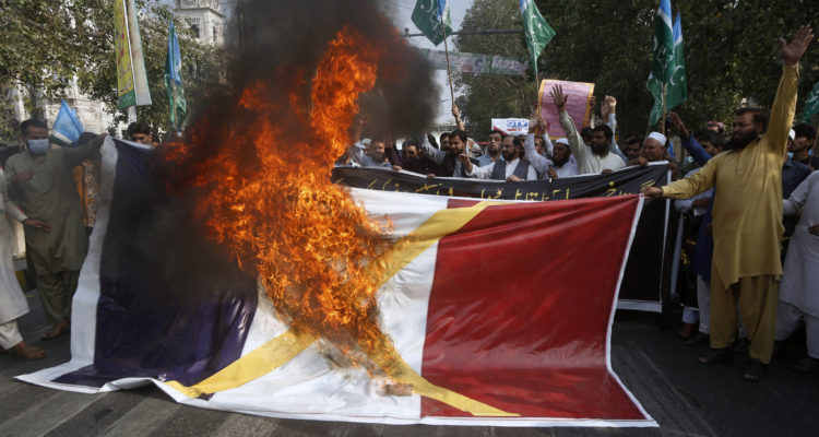 ‘Beheading! Beheading!’ shout anti-France Muslim protesters in Pakistan