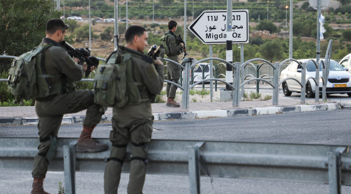 Stabbing attack near Hebron, terrorist captured