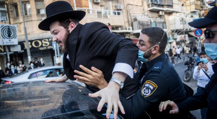 Haredim clash with police as authorities close synagogues to stop pandemic