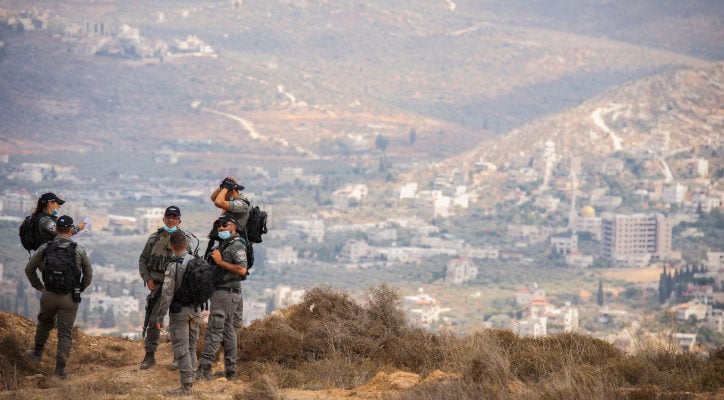 Injuries, 2 arrests as Border Police clash with settlers