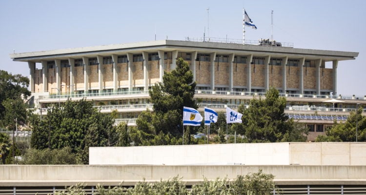 Knesset passes bill to freeze MKs 2021 pay hike