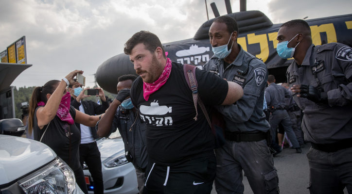 Police arrest 23 anti-Netanyahu protesters who blocked main highway