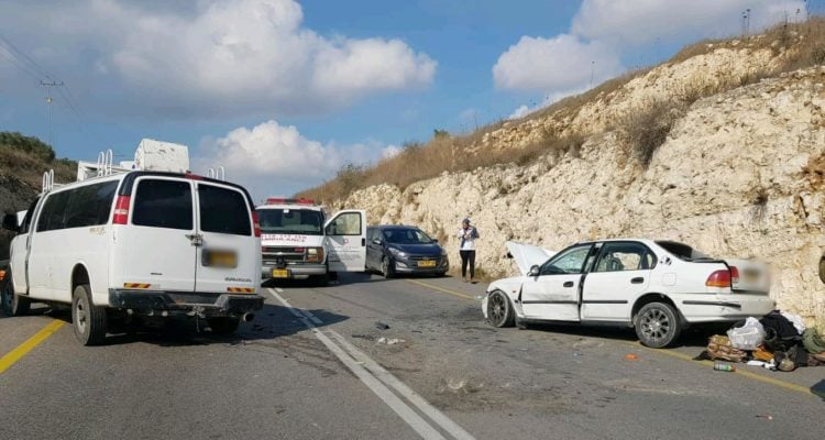 Four Israelis wounded in car crash caused by Palestinian rock throwers