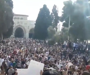 Muslims protest on the Temple Mount in Jerusalem on October 30, 2020. (Twitter/Kan News/Screenshot)