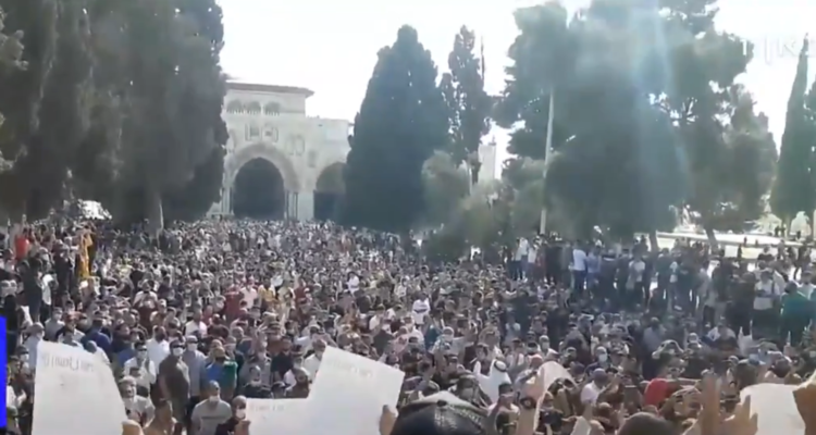 12,000 Muslims protest on Temple Mount against Macron