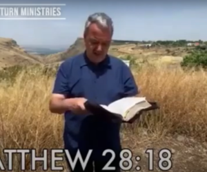 Return Ministries Head Dean Bye reads a passage from the New Testametn emphasizing the importance of conversion. (YouTube/Beyneynu/Screenshot)