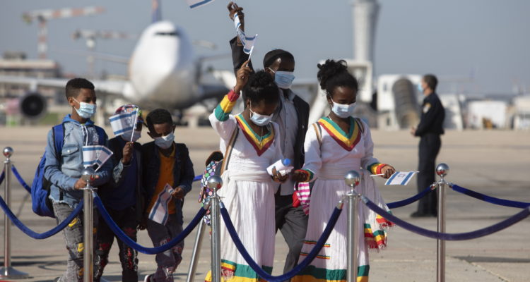 Hundreds of Ethiopian immigrants get warm welcome in Israel