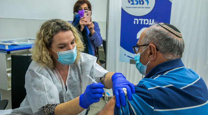 Vaccinations exceed 200,000 as Israel prepares to lock down; Chief Rabbi objects to Sabbath shots