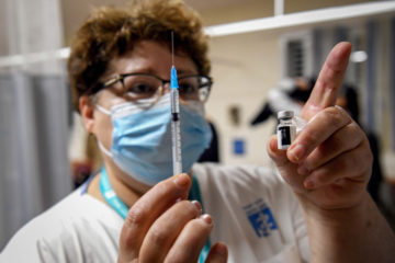 A nurse with a Covid-19 vaccine, at the Shamir Medical Center in Be'er Ya'akov, on December 30, 2020. (Flash90/Avi Dishi)