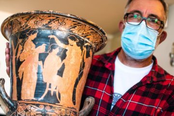 Rare "red and black" pottery vase restored