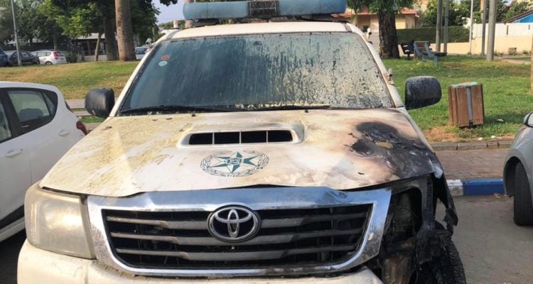 3 police vehicles torched, Arab crime gangs suspected