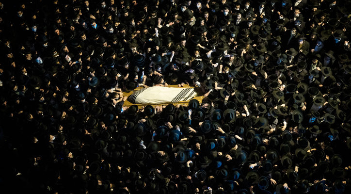 Despite Corona restrictions, thousands attend funerals of two eminent rabbis
