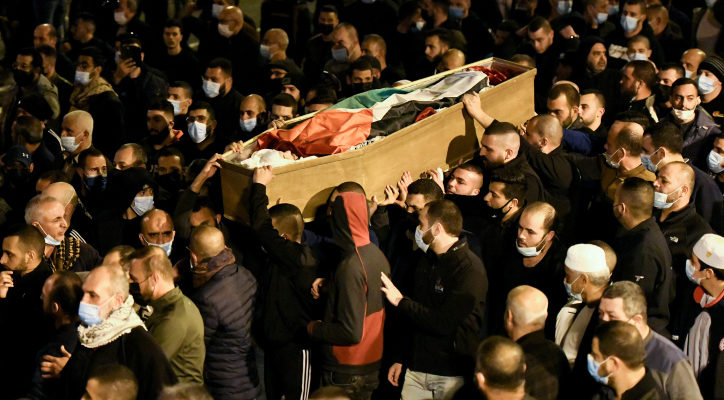 10,000 mourn for bystander killed in Israeli police shootout with Arab gangsters